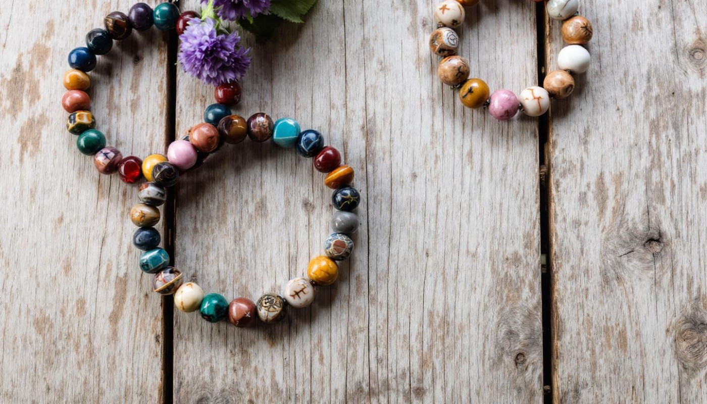 Comment choisir votre bracelet en pierres naturelles selon votre signe astrologique